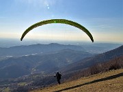 01 Parapendio prende il volo dalla radura prativa iniziale sul sentiero 571 di salita dalla Roncola al Linzone